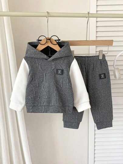 SHEIN Playful Pals 男婴休闲提花连帽T恤和松紧腰裤套装（2件套），适合通勤、上学、休闲、度假、运动、秋冬季穿着，儿童服装，婴儿服装，婴儿T恤，婴儿裤子，舒适小精灵，男婴冬季服装套装，男婴套装，男童秋季服装，儿童/婴儿服装，男婴服装，婴儿休闲套装，男婴冬季服装，男婴冬季服装，6个月-3岁男童两件套