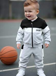 SHEIN Playful Pals 两件套小男孩休闲运动学院风三色字母印花拉链连帽衫+裤子，适合日常穿着、上学、外出、运动、春夏季节。为小男孩提供多种搭配选择，设计简约时尚，穿着舒适。这套服装将是开学季小男孩衣橱中实用又时尚的选择。