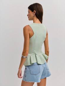 Nöista Vừa sang trọng vừa nữ tính, chiếc áo vest peplum màu xanh bạc hà này lý tưởng cho trang phục mùa thu của phụ nữ, trang phục đi học hoặc trang phục công sở thường ngày. Thiết kế cài nút phía trước và viền bèo nhún tạo nên đường cong quyến rũ, rất phù hợp để mặc nhiều lớp hoặc mặc riêng, mang đến vẻ ngoài thanh lịch, hài hòa trong suốt mùa thu. - Màu xanh Bạc hà - Xem 2