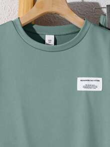 SHEIN 2 件装青少年男孩休闲运动学院艺术复古带章节装饰圆领卡其色 T 恤和裤子套装适合儿童服装幼儿男孩服装返校男孩套装适合生日派对、晚会、表演、婚礼、洗礼、开幕式日常适合日常使用适合上学适合旅行适合运动适合春夏季母亲节/母子 - 薄荷綠 - 查看 4