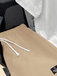 SHEIN Bộ 2 áo thun tay ngắn và quần short thường ngày cho bé trai tuổi teen, phong cách Punk Rock đường phố thích hợp mặc hàng ngày, tiệc tùng, lễ hội âm nhạc, thích hợp cho mùa xuân/hè, họa tiết Graffiti tiếng Anh, màu tương phản - Màu Khaki - Xem 4