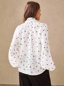 Wildy Áo sơ mi dài tay cổ buộc họa tiết trái tim giản dị cho nữ Áo cánh trắng Áo cánh cổ buộc cho nữ Áo trắng cho nữ Áo in hình trái tim Phong cách Old Money dành cho nữ Mùa đông dành cho nữ Áo sơ mi cài nút cho đêm hẹn hò dành cho nữ Áo sơ mi công sở giản dị dành cho nữ Áo trắng lãng mạn sang trọng mùa thu dành cho nữ Áo sơ mi giáo viên Trang phục công sở Quần áo Giáng sinh Áo sang trọng - trắng - Xem 4