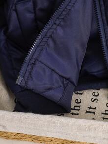 SHEIN 男婴休闲复古刺绣装饰前拉链口袋绗缝棉质飞行员夹克外套，秋冬季，男婴保暖内衬高品质棒球夹克，幼儿冬季棉质羽绒服，蓝色冬季外套，男婴夹克，男婴绗缝夹克，男婴外套，男婴夹克，男婴冬季外套，男婴飞行员夹克，秋季 - 藍色 - 查看 6