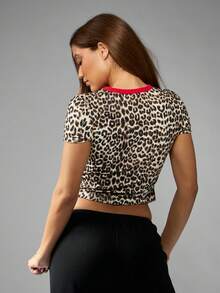 Missguided x Playboy 豹纹婴儿短款 T 恤，带红色撞色饰边标志，Y2K 审美，女婴时尚短袖复古风格短款休闲修身 - 彩色 - 查看 2