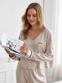 Set da casa comodo da donna composto da 2 pezzi: camicia a maniche lunghe con dettagli ricamati a contrasto e pantaloni in maglia a costine