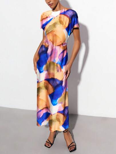 Maija Damklänning i blått och orange tie-dye-mönster i satinkräppe, rund hals, kortärmad, åtsittande, elegant och avslappnad festklänning, lämplig för arbete, helgdag, fest, bröllopsgäst