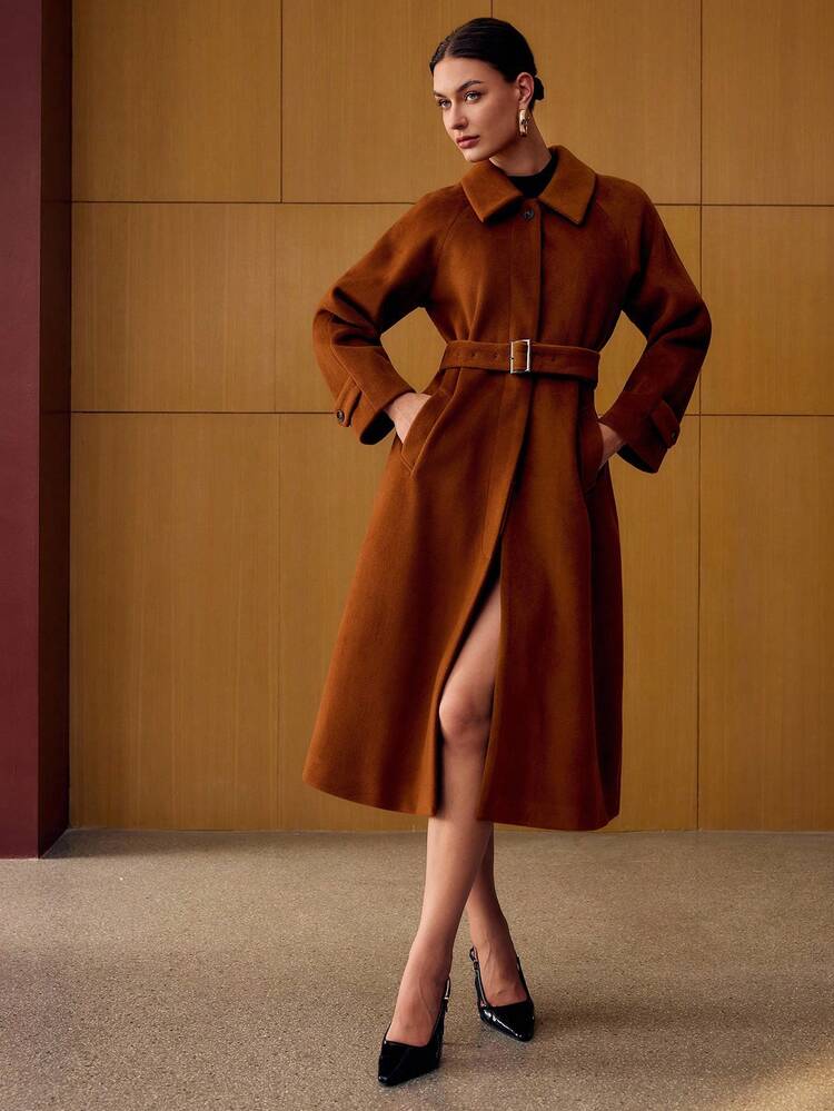 ABRIGO LARGO CON BOLSILLOS SESGADOS, HEBILLA Y CINTURÓN