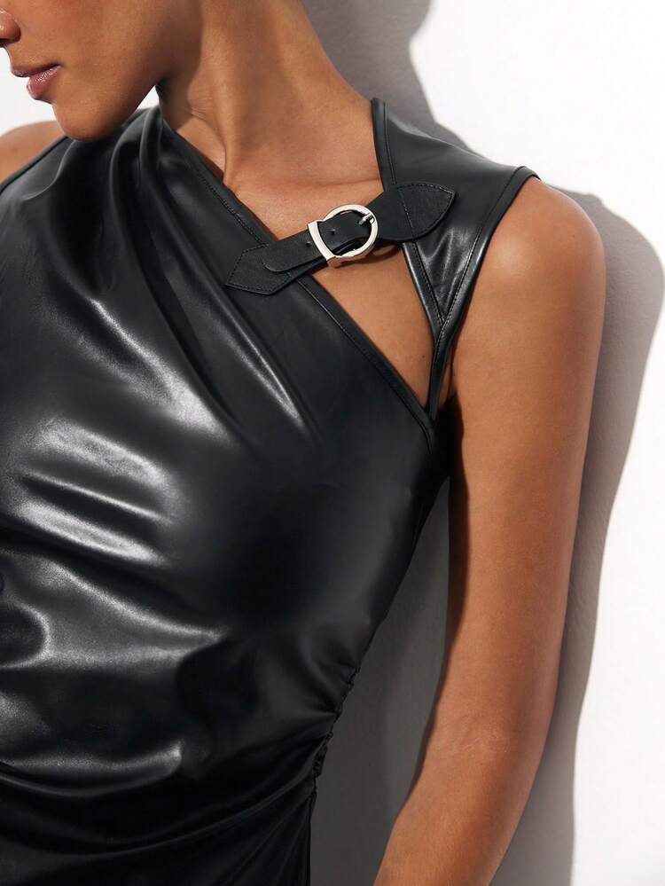 SHEIN Maija Damski czarny top z asymetrycznym kołnierzykiem ze skóry PU i ozdobnymi guzikami, uniwersalny na każdą porę roku, niezbędny w nowoczesnej, miejskiej modzie. Asymetryczny kołnierzyk, bez rękawów, marszczenia z przodu z metalowymi guzikami.