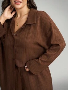 Comfylo 大码女式纯色长袖单排扣衬衫和抽绳裤休闲两件套大码休闲套装大码裤装棕色套装女式秋季服装女式冬季服装女式办公室服装时尚冬季商务棕色派对秋季万圣节圣诞节女式大码套装大码棕色套装大码两件套大码裤装套装棕色两件套女士大码亚麻服装大码裤装 - 棕色 - 查看 2