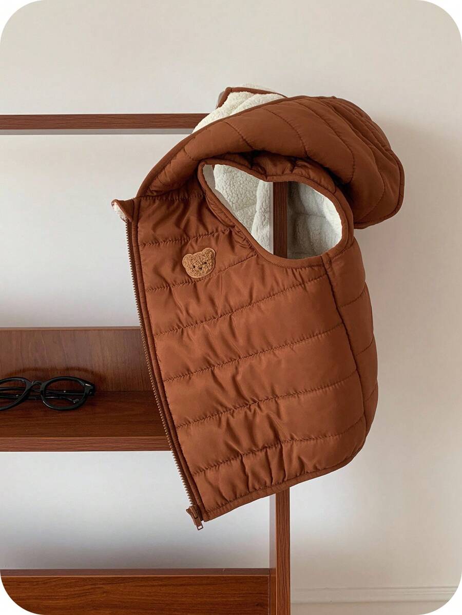 男童棕色保暖内衬厚绗缝背心，休闲舒适百搭可爱熊补丁无袖连帽厚冬季外套