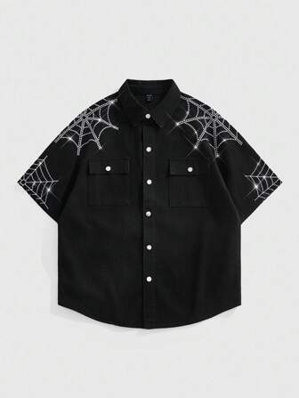Street Life Camisa vaquera casual de manga corta con un solo pecho y bordado de telaraña para hombres