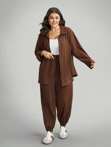 Comfylo 大码女式纯色长袖单排扣衬衫和抽绳裤休闲两件套大码休闲套装大码裤装棕色套装女式秋季服装女式冬季服装女式办公室服装时尚冬季商务棕色派对秋季万圣节圣诞节女式大码套装大码棕色套装大码两件套大码裤装套装棕色两件套女士大码亚麻服装大码裤装 - 棕色 - 查看 3