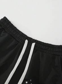 Manfinity EMRG 男士时尚街头复古运动裤，喇叭裤腿针织慢跑裤，饰有复古斑马纹和闪亮金属亮片印花，适合休闲、街头、派对、时尚、节日礼物、男友礼物等场合。男士印花裤、水钻裤、滴水裤、艺术裤、男士运动裤 - 黑色 - 查看 4