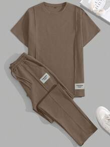 RueChic Ensemble deux-pièces composé d'un t-shirt régulier en coton avec détail d'étiquette et d'un pantalon