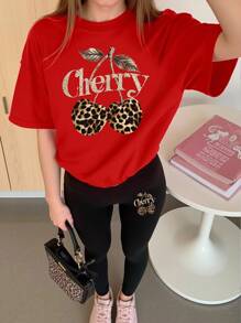 SHEIN 女孩红色 T 恤和黑色紧身裤两件套，休闲时尚创意豹纹、樱桃图案和标语印花，基本款短袖 T 恤和裤子套装 - 彩色 - 查看 3