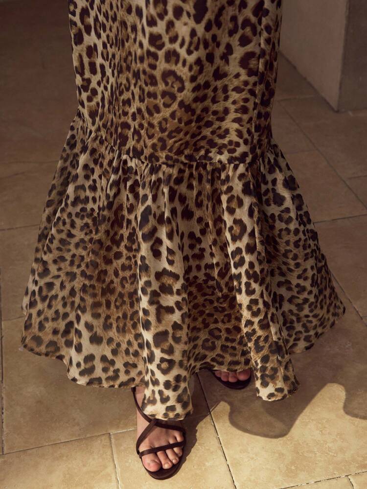 Vestido de corte al bies con estampado de leopardo