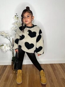 女童可爱爱心毛绒套头卫衣，休闲日常百搭，适合秋冬季穿着。