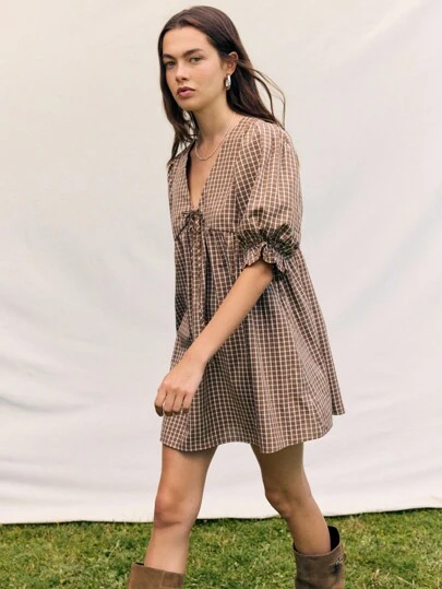 Nöista 棕色格子迷你连衣裙，泡泡袖，V领，正面系带。宽松的娃娃裙廓形和柔软的面料使其成为夏季外出或休闲场合的完美选择，打造可爱休闲的造型。