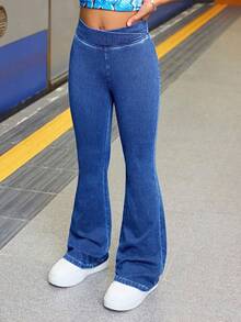 SHEIN 少女时尚休闲蓝色牛仔日常运动基础款弹力修身喇叭裤，柔软舒适，四季皆宜。少女服装牛仔裤，喇叭裤，蓝色牛仔裤，喇叭裤，喇叭裤，女孩秋冬装。 - 中等水洗藍 - 查看 4