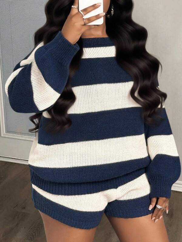 Slaydiva Ensemble de pull tricoté ample à encolure dégagée et short tricoté ajusté, nouveauté d'automne 2025 pour un style décontracté, streetwear et loungewear de base. Rayures blanches contrastées sur navy, grande taille pour femmes