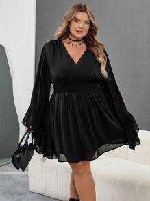 SHEIN CURVE+ 加大码 V 领褶皱 A 字形喇叭袖连衣裙，波西米亚风、嬉皮风、Y2K 风格，适合夏季、波西米亚风、暑假、音乐节、毕业典礼和返校服装，适合女士秋季服装、冬季服装、CURVE PLUS/秋冬 - 黑色 - 查看 7