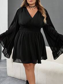 SHEIN CURVE+ 加大码 V 领褶皱 A 字形喇叭袖连衣裙，波西米亚风、嬉皮风、Y2K 风格，适合夏季、波西米亚风、暑假、音乐节、毕业典礼和返校服装，适合女士秋季服装、冬季服装、CURVE PLUS/秋冬 - 黑色 - 查看 5