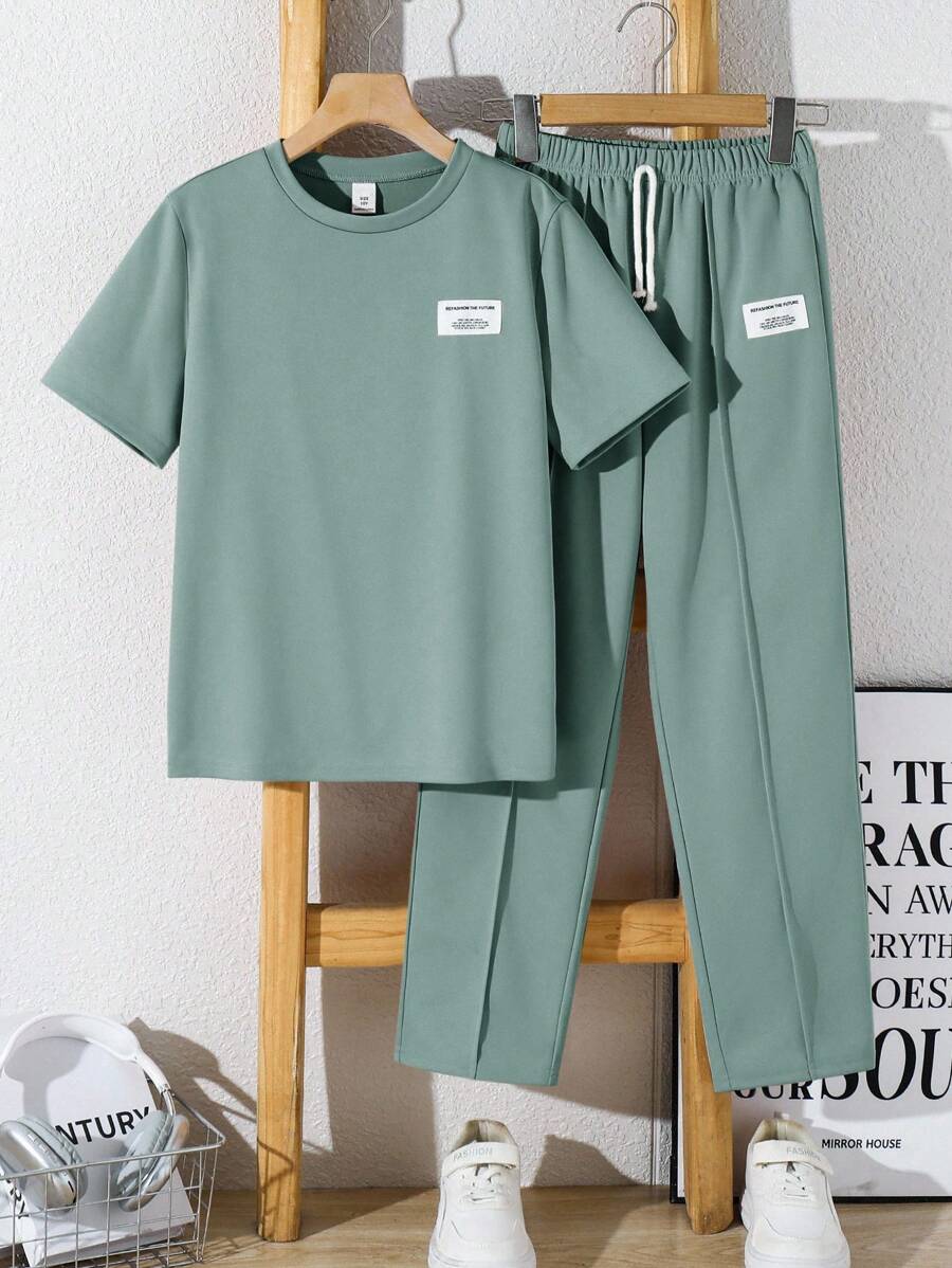 SHEIN 2 件装青少年男孩休闲运动学院艺术复古带章节装饰圆领卡其色 T 恤和裤子套装适合儿童服装幼儿男孩服装返校男孩套装适合生日派对、晚会、表演、婚礼、洗礼、开幕式日常适合日常使用适合上学适合旅行适合运动适合春夏季母亲节/母子 - 薄荷綠 - 查看 1