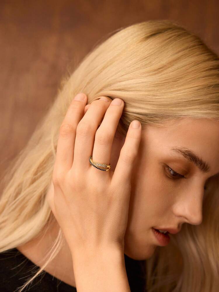 Anillo cruzado abierto bañado en oro de 18K con circonita cúbica