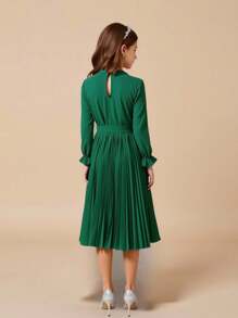 这款优雅简约的少女时尚圆领常规肩部长袖收腰中长褶连衣裙，配有同色腰带，适合毕业典礼、派对、圣诞节、万圣节以及秋冬季等各种场合。 - 綠色 - 查看 2