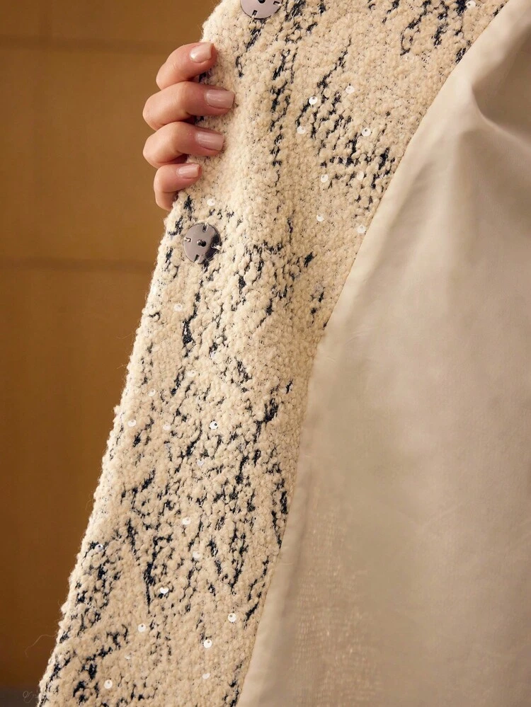 ABRIGO OVERCOAT DE LÍNEA A CON BORDADO DE LANA Y LENTEJUELAS