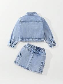 SHEIN Explorewe 小女孩两件套，水洗浅蓝色有领夹克外套，正面有纽扣，搭配牛仔工装裙，多口袋设计，修身版型，适合外出、约会、休闲活动、派对、日常校园风，让小家伙成为人群中闪耀的明星 - 淺色水洗藍 - 查看 2