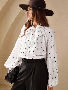 Wildy Áo sơ mi dài tay cổ buộc họa tiết trái tim giản dị cho nữ Áo cánh trắng Áo cánh cổ buộc cho nữ Áo trắng cho nữ Áo in hình trái tim Phong cách Old Money dành cho nữ Mùa đông dành cho nữ Áo sơ mi cài nút cho đêm hẹn hò dành cho nữ Áo sơ mi công sở giản dị dành cho nữ Áo trắng lãng mạn sang trọng mùa thu dành cho nữ Áo sơ mi giáo viên Trang phục công sở Quần áo Giáng sinh Áo sang trọng - trắng - Xem 5