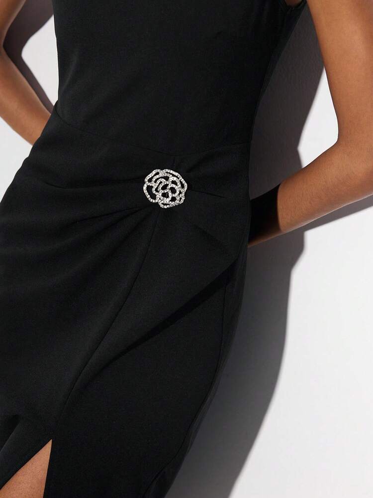 SHEIN Maija Vestido midi elegante de unicolor sin mangas con abertura alta, cuello redondo, fruncido, decoración metálica 3D con flores en el frente y lateral, para fiesta de cumpleaños, vacaciones, vestido elegante para invitada de boda