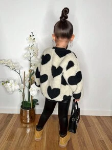 女童可爱爱心毛绒套头卫衣，休闲日常百搭，适合秋冬季穿着。