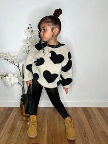 女童可爱爱心毛绒套头卫衣，休闲日常百搭，适合秋冬季穿着。