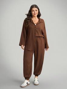 Comfylo 大码女式纯色长袖单排扣衬衫和抽绳裤休闲两件套大码休闲套装大码裤装棕色套装女式秋季服装女式冬季服装女式办公室服装时尚冬季商务棕色派对秋季万圣节圣诞节女式大码套装大码棕色套装大码两件套大码裤装套装棕色两件套女士大码亚麻服装大码裤装 - 棕色 - 查看 7