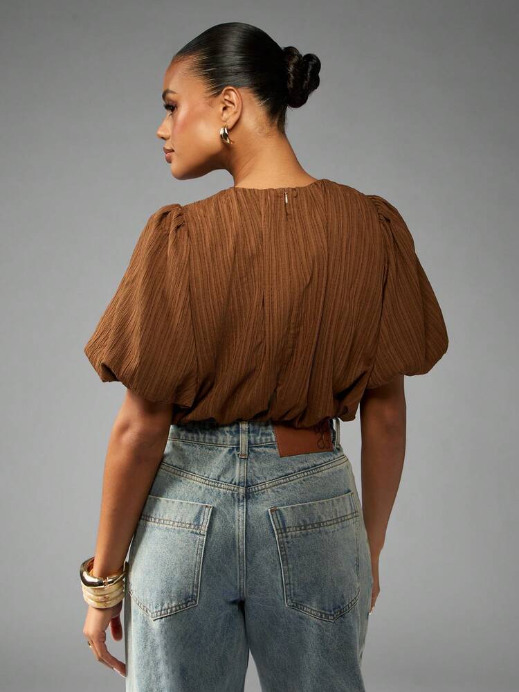MISSGUIDED Blusa con maniche a sbuffo ispirata al vintage, top corto plissettato, stile contadino autunnale con collo arricciato, texture marrone classica in vita alta