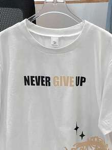 SHEIN Bộ 2 áo thun tay ngắn và quần short thường ngày cho bé trai tuổi teen, phong cách Punk Rock đường phố thích hợp mặc hàng ngày, tiệc tùng, lễ hội âm nhạc, thích hợp cho mùa xuân/hè, họa tiết Graffiti tiếng Anh, màu tương phản - Màu Khaki - Xem 3