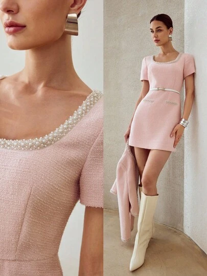 MOTF PREMIUM TWEEDKLÄNNING MED FYLDRIG HALSNING MED KONSTPÄRLOR UTAN SKÄRP