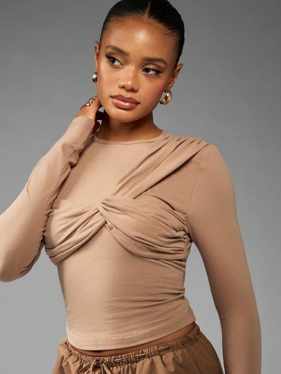 MISSGUIDED Top corto de manga larga con diseño fruncido y nudo delantero, elegante y casual para otoño e invierno