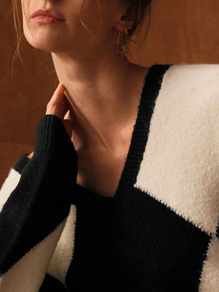 V-NECK BLACK & WHITE ARGYLE PATTERN ELEGANT SWEATER
