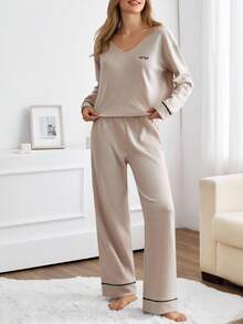 Set da casa comodo da donna composto da 2 pezzi: camicia a maniche lunghe con dettagli ricamati a contrasto e pantaloni in maglia a costine