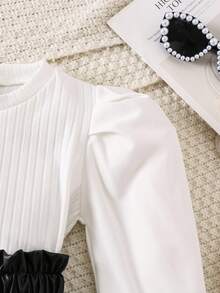 Ensemble T-shirt et jupe pour jeunes filles. Haut en tricot blanc à manches bouffantes élégant et jupe en PU noir, ensemble 2 pièces. Tenue de mode urbaine pour l'automne et le printemps. Jupe noire  et haut blanc côtelé pour filles. Tenue noir et blanc pour filles. Vêtements noir et blanc pour enfants. Jupe noire et haut blanc pour filles - Noir et Blanc - Voir 3
