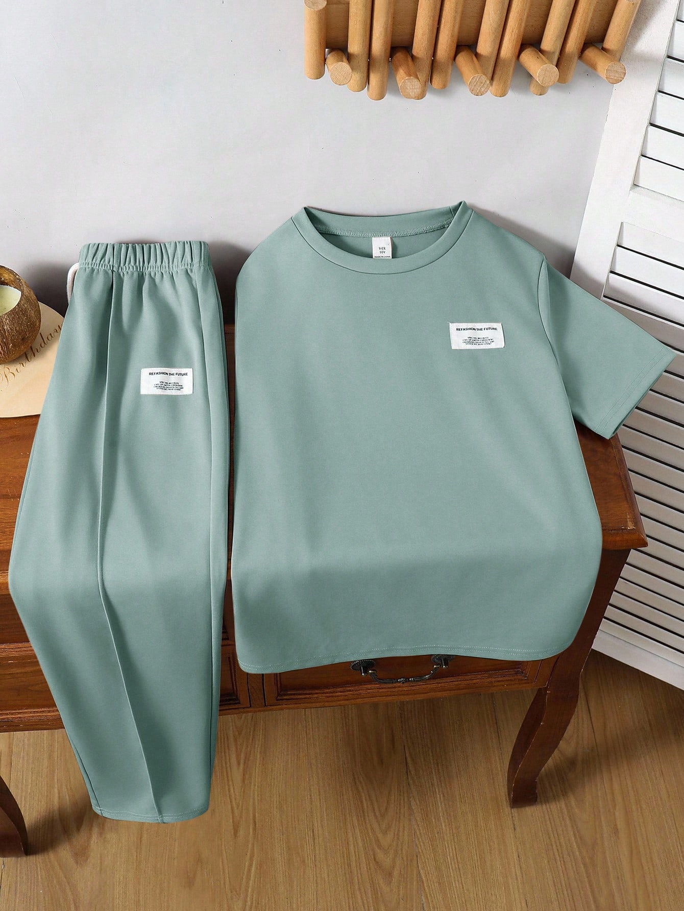 SHEIN مجموعة تي شيرت وبنطلون بياقة مستديرة من قماش...