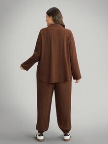 Comfylo 大码女式纯色长袖单排扣衬衫和抽绳裤休闲两件套大码休闲套装大码裤装棕色套装女式秋季服装女式冬季服装女式办公室服装时尚冬季商务棕色派对秋季万圣节圣诞节女式大码套装大码棕色套装大码两件套大码裤装套装棕色两件套女士大码亚麻服装大码裤装 - 棕色 - 查看 5