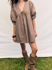 Nöista 棕色格子迷你连衣裙，泡泡袖，深V领，前系带设计。女士夏季服装，优雅春夏装扮。适合度假、外出、婚礼、派对、节日、假日等场合。 - 棕色 - 查看 4
