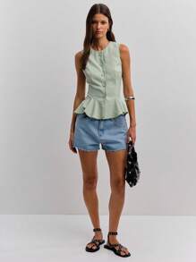 Nöista Vừa sang trọng vừa nữ tính, chiếc áo vest peplum màu xanh bạc hà này lý tưởng cho trang phục mùa thu của phụ nữ, trang phục đi học hoặc trang phục công sở thường ngày. Thiết kế cài nút phía trước và viền bèo nhún tạo nên đường cong quyến rũ, rất phù hợp để mặc nhiều lớp hoặc mặc riêng, mang đến vẻ ngoài thanh lịch, hài hòa trong suốt mùa thu. - Màu xanh Bạc hà - Xem 4