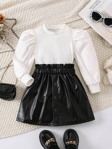 Ensemble T-shirt et jupe pour jeunes filles. Haut en tricot blanc à manches bouffantes élégant et jupe en PU noir, ensemble 2 pièces. Tenue de mode urbaine pour l'automne et le printemps. Jupe noire  et haut blanc côtelé pour filles. Tenue noir et blanc pour filles. Vêtements noir et blanc pour enfants. Jupe noire et haut blanc pour filles - Noir et Blanc - Voir 1