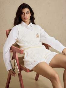 Briarwyn 女士秋冬装 Old Money Style 2 件女式字母皇冠刺绣麻花针织背心和针织短裤套装，返校季，保暖毛衣两件套 - 白色 - 查看 3