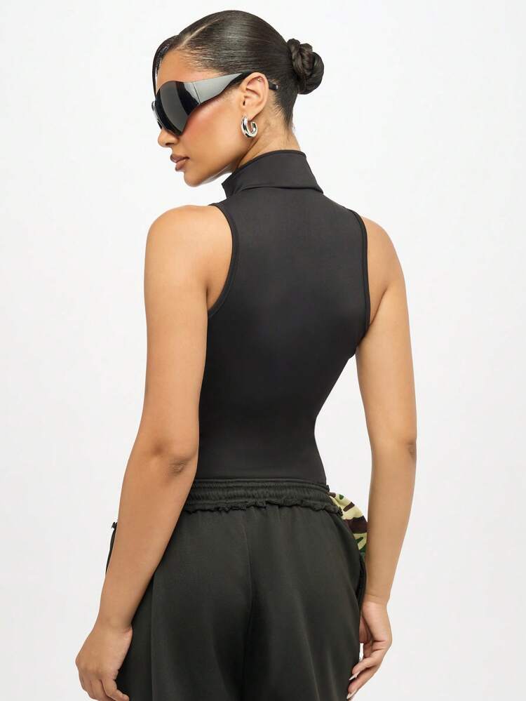 SUMWON WOMEN Body bez rękawów z wysokim kołnierzem, zamkiem błyskawicznym z przodu i nadrukowanym logo